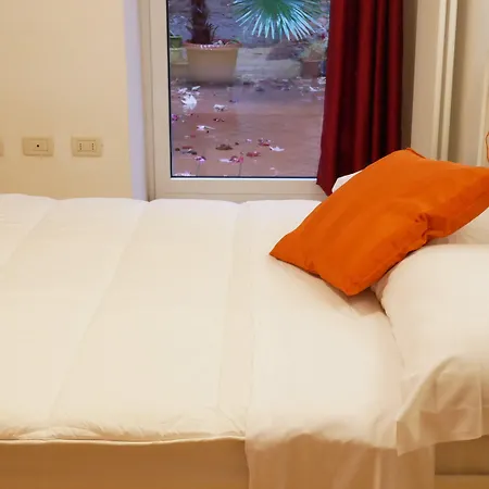 Guesthost - Teatro Duse Duplex Flat Apartman